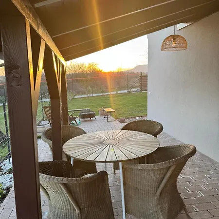 Villa Oeregviz Vendeghaz *